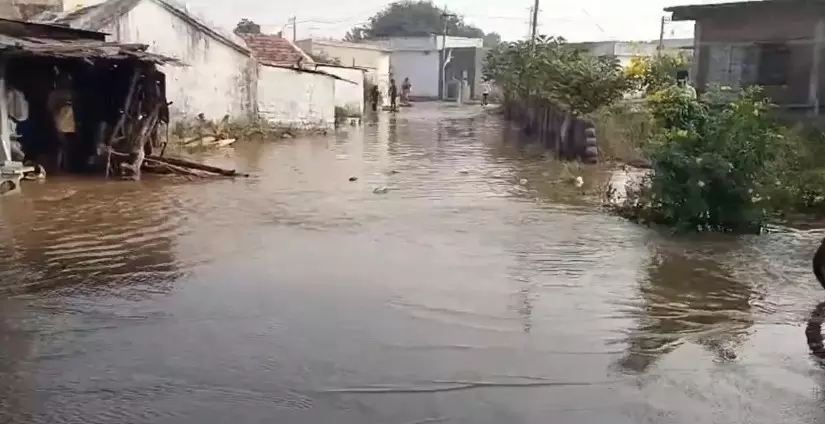 Floodwater inundates Mannempally village as canal breaches in Karimnagar Floodwater inundates Mannempally village as canal breaches in Karimnagar