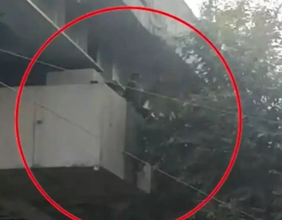 Thief jumps from 20-ft high flyover, caught Thief jumps from 20-ft high flyover, caught