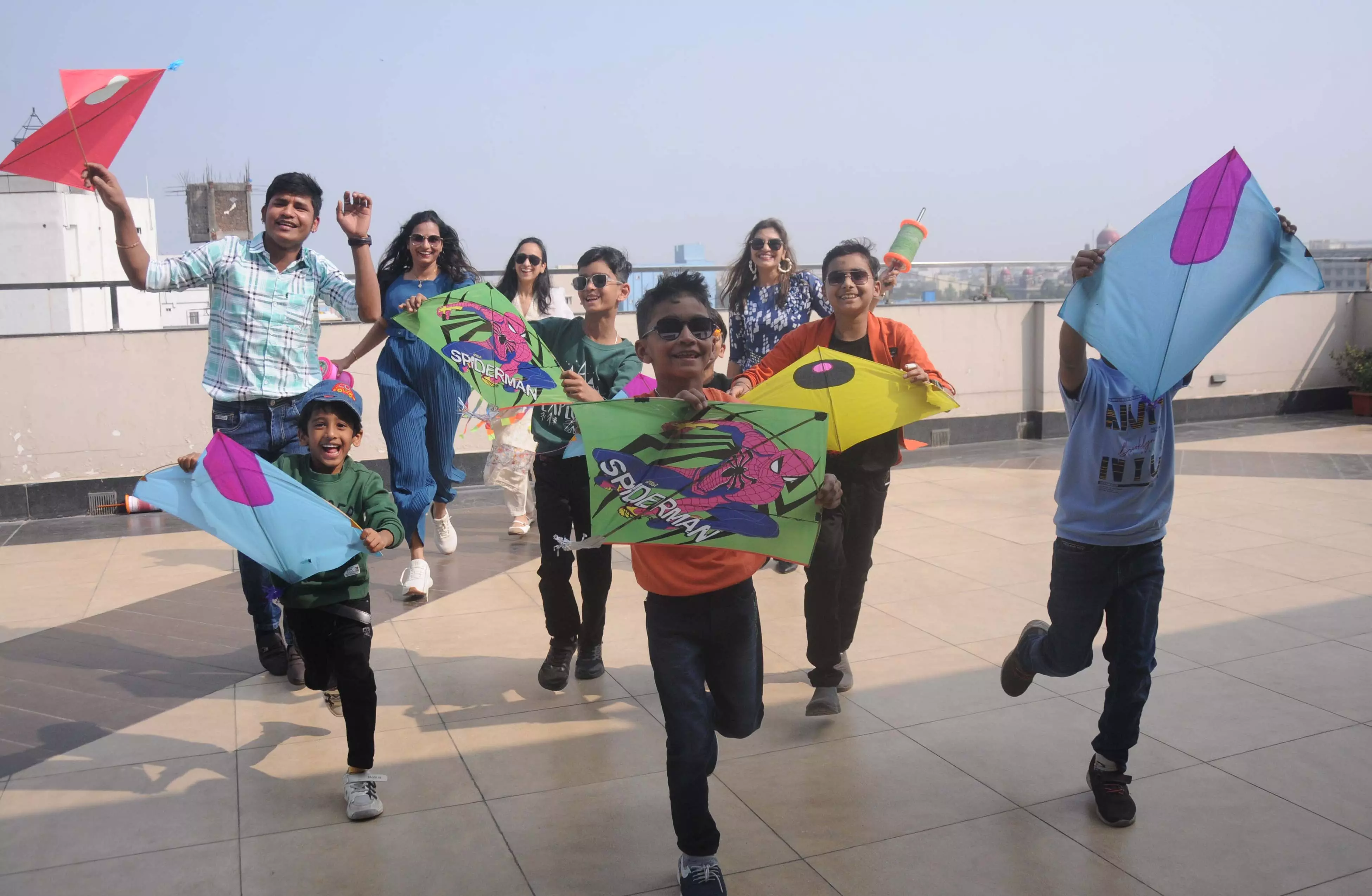 One killed while flying kites atop building One killed while flying kites atop building