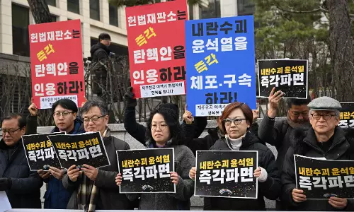 Clashes as S. Korean investigators attempt to arrest President Yoon
