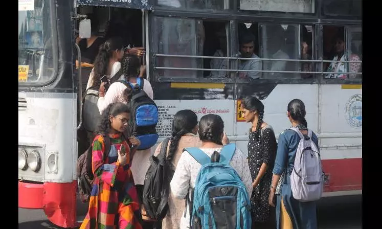 Andhra Pradesh: Sunday Witnesses Heavy Influx of Tourists into Agency Areas