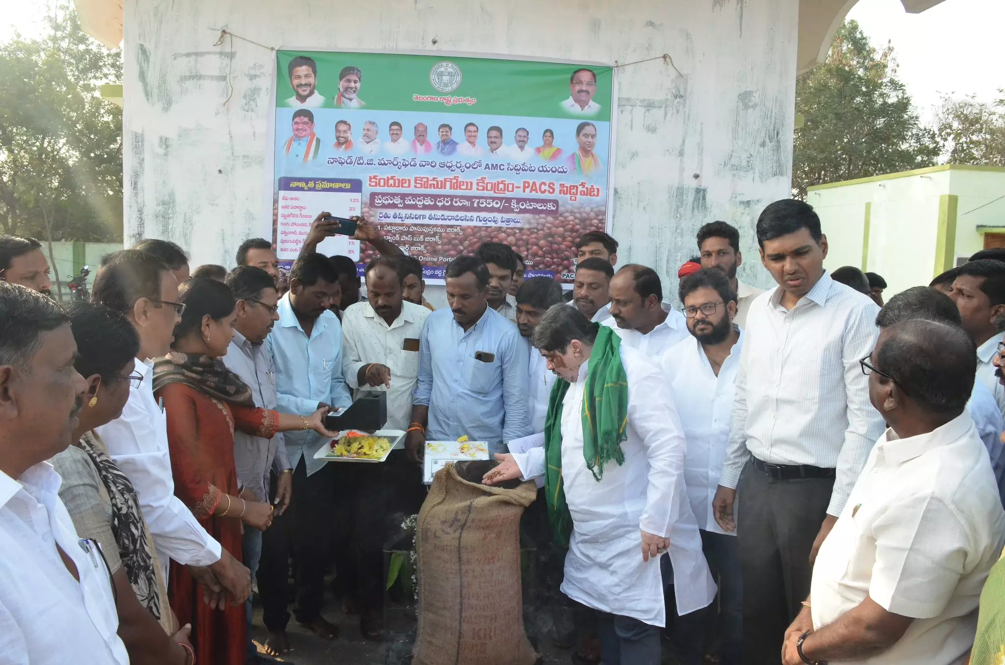 Ponnam inaugurates red gram purchase centre Ponnam inaugurates red gram purchase centre