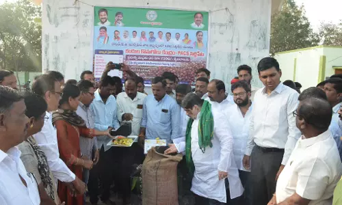 Ponnam inaugurates red gram purchase centre