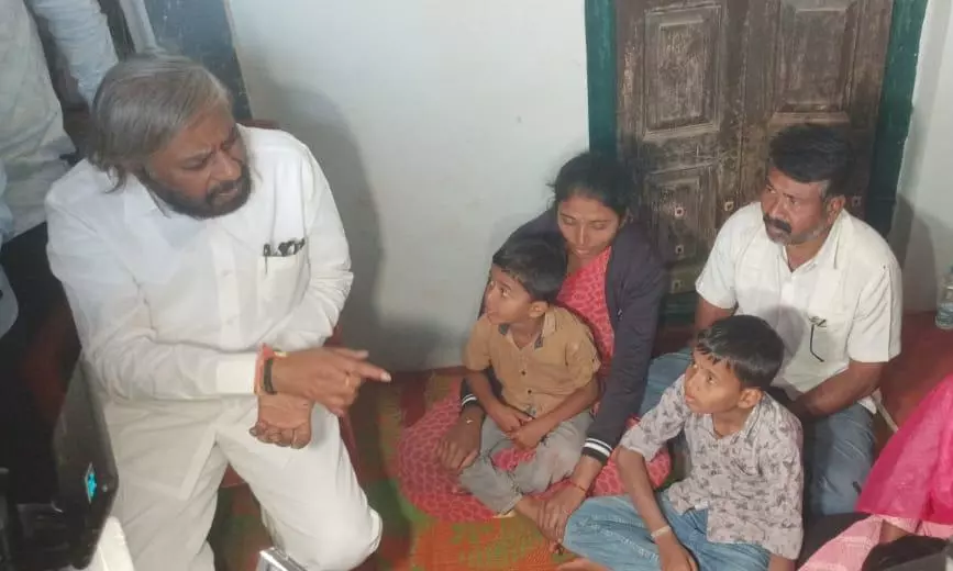 Karnataka: Minister Eshwar Khandre Assures Support to Family of Robbery Victim Karnataka: Minister Eshwar Khandre Assures Support to Family of Robbery Victim