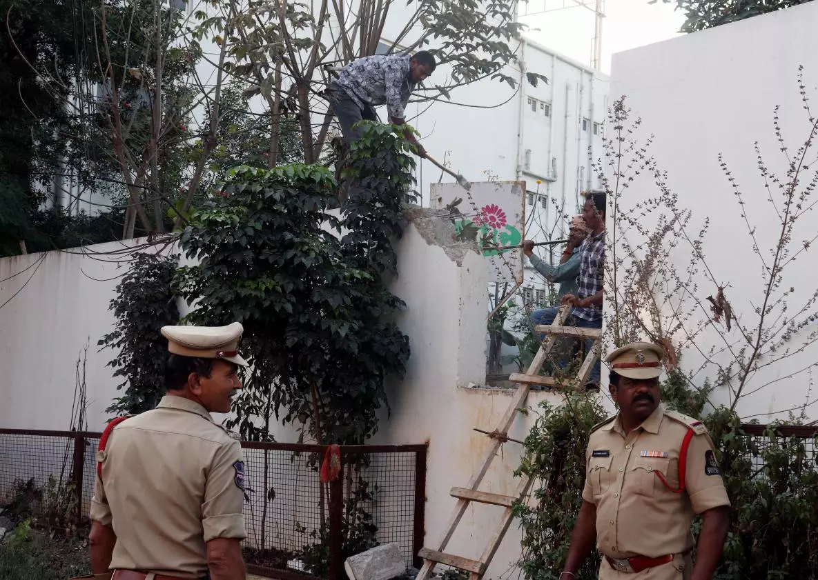 GHMC officials step in to save park from encroachers