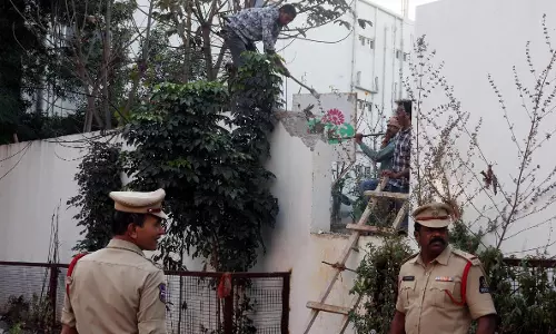 GHMC officials step in to save park from encroachers