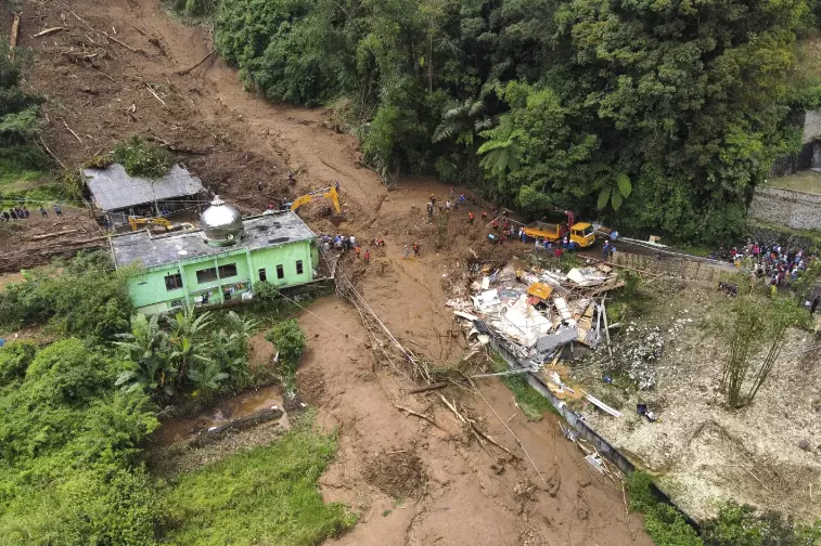 Landslides, flash floods on Indonesias island leave 16 dead, 9 missing Landslides, flash floods on Indonesias island leave 16 dead, 9 missing