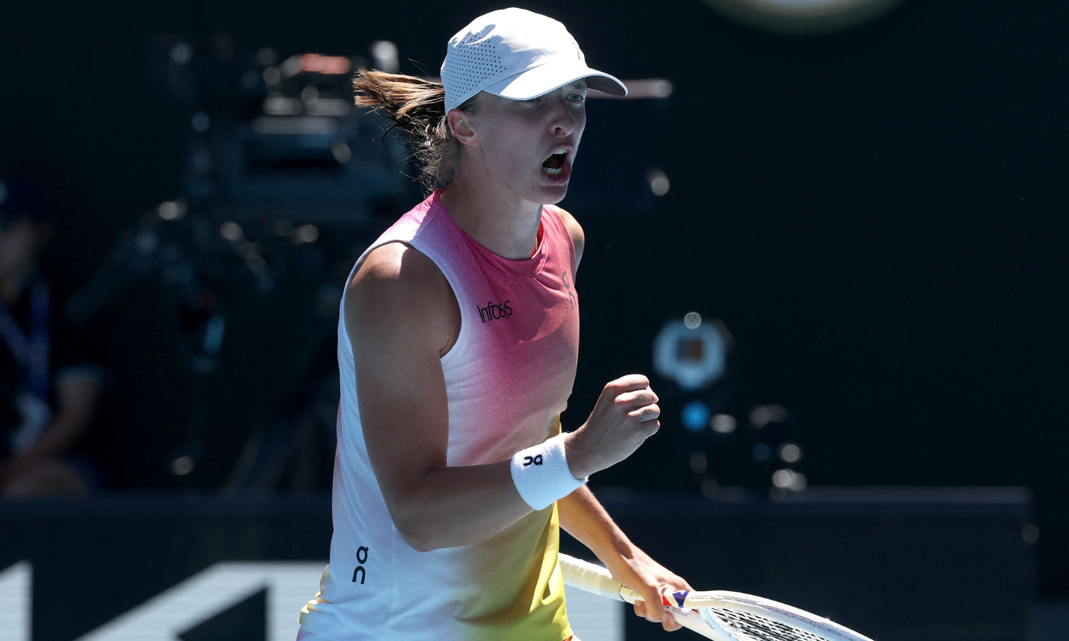 Rampant Swiatek sweeps into Australian Open semifinal