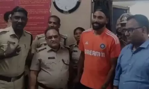 Mohd Siraj visits RTO to glee of people