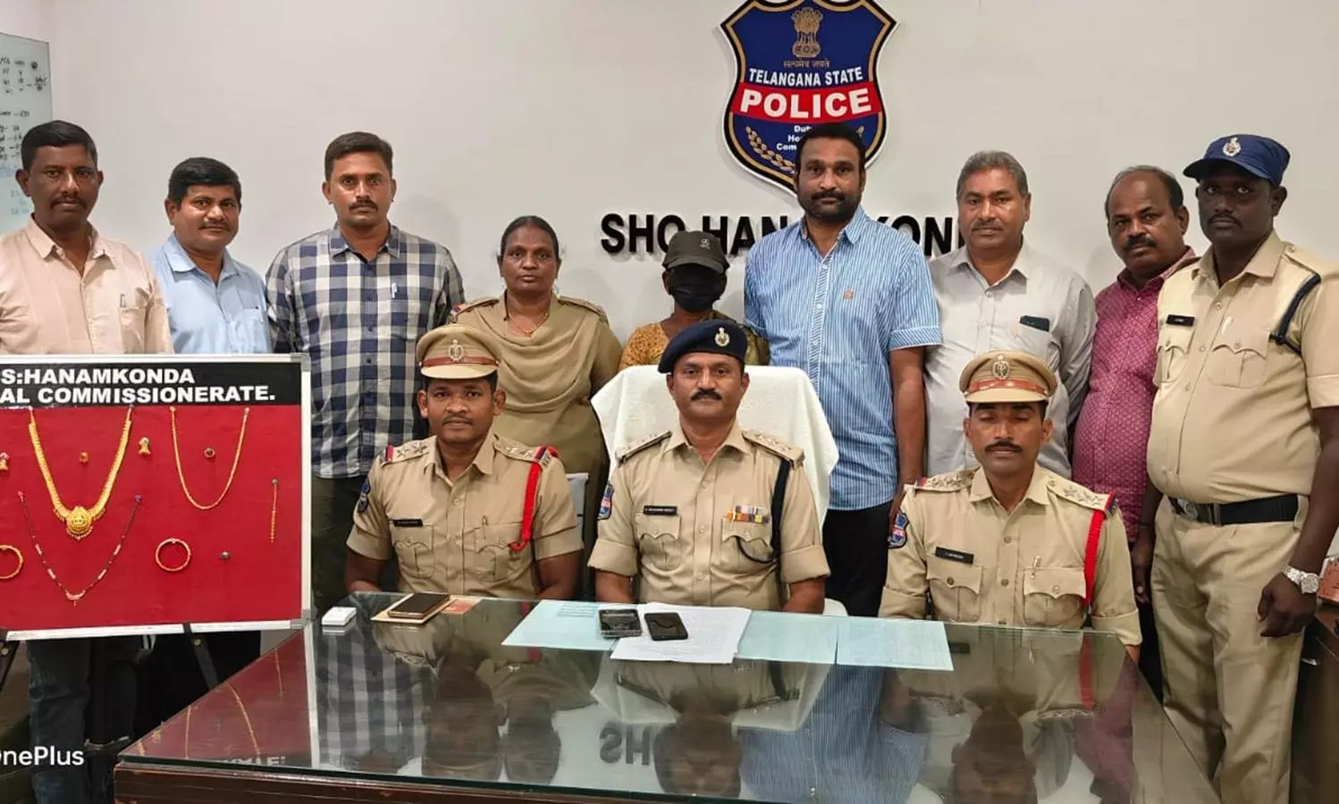 Woman Thief Targeting Bus Passengers Caught Woman Thief Targeting Bus Passengers Caught