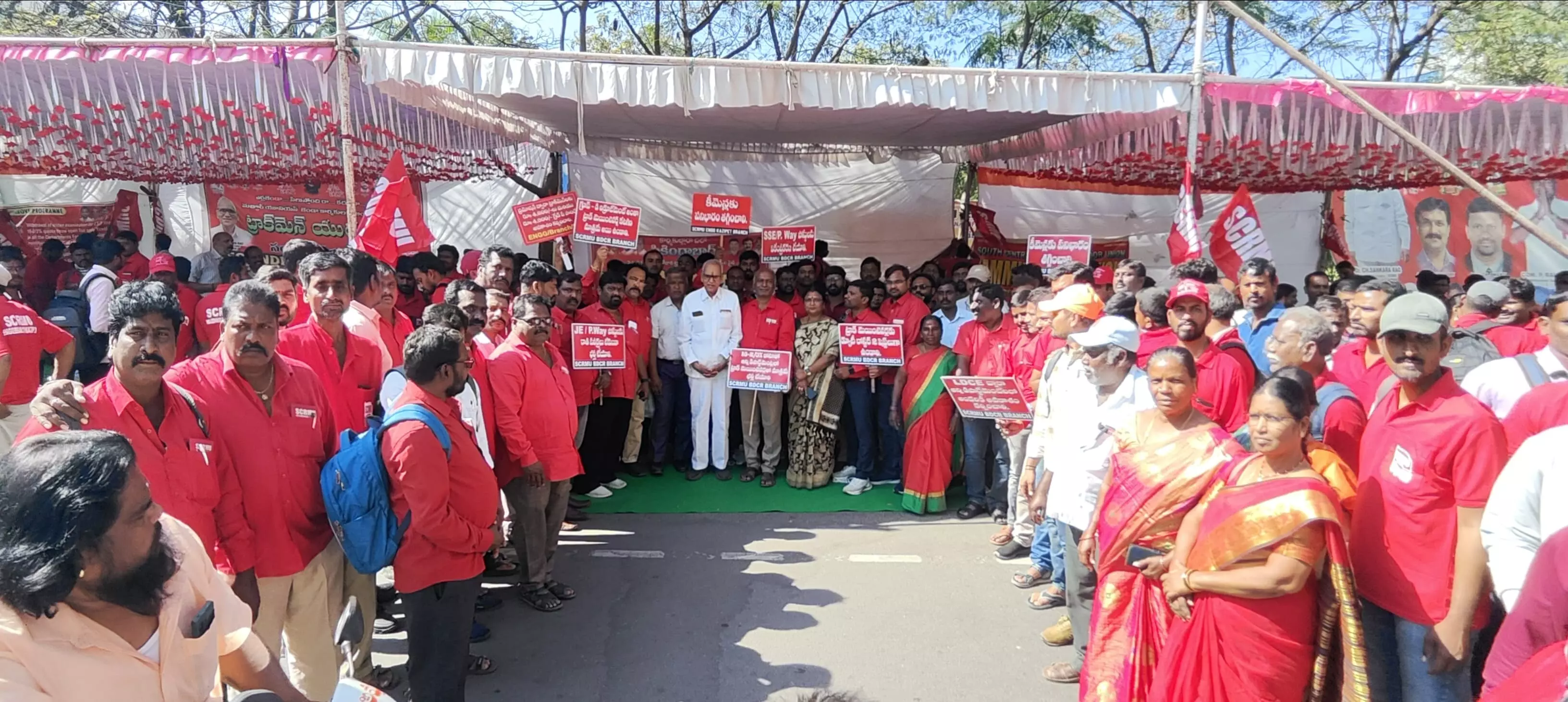 Track maintainers’ stage protests in Telangana, AP against Centre’s anti-labour policies Track maintainers’ stage protests in Telangana, AP against Centre’s anti-labour policies