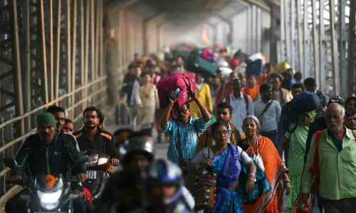 Prayagraj-bound devotees stopped at MP- UP border