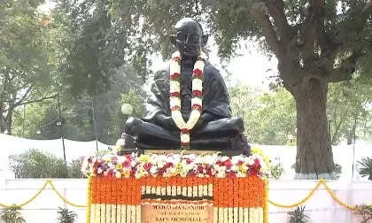 Telangana Governor, CM pay tributes to Gandhi