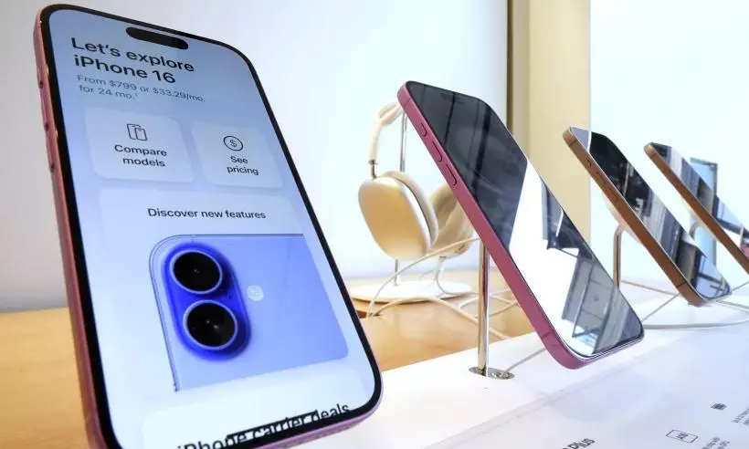 Apples iPhone sales during holiday season slipped despite highly anticipated AI rollout