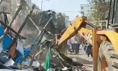 GHMC clears footpath and road encroachments at Nallakunta market