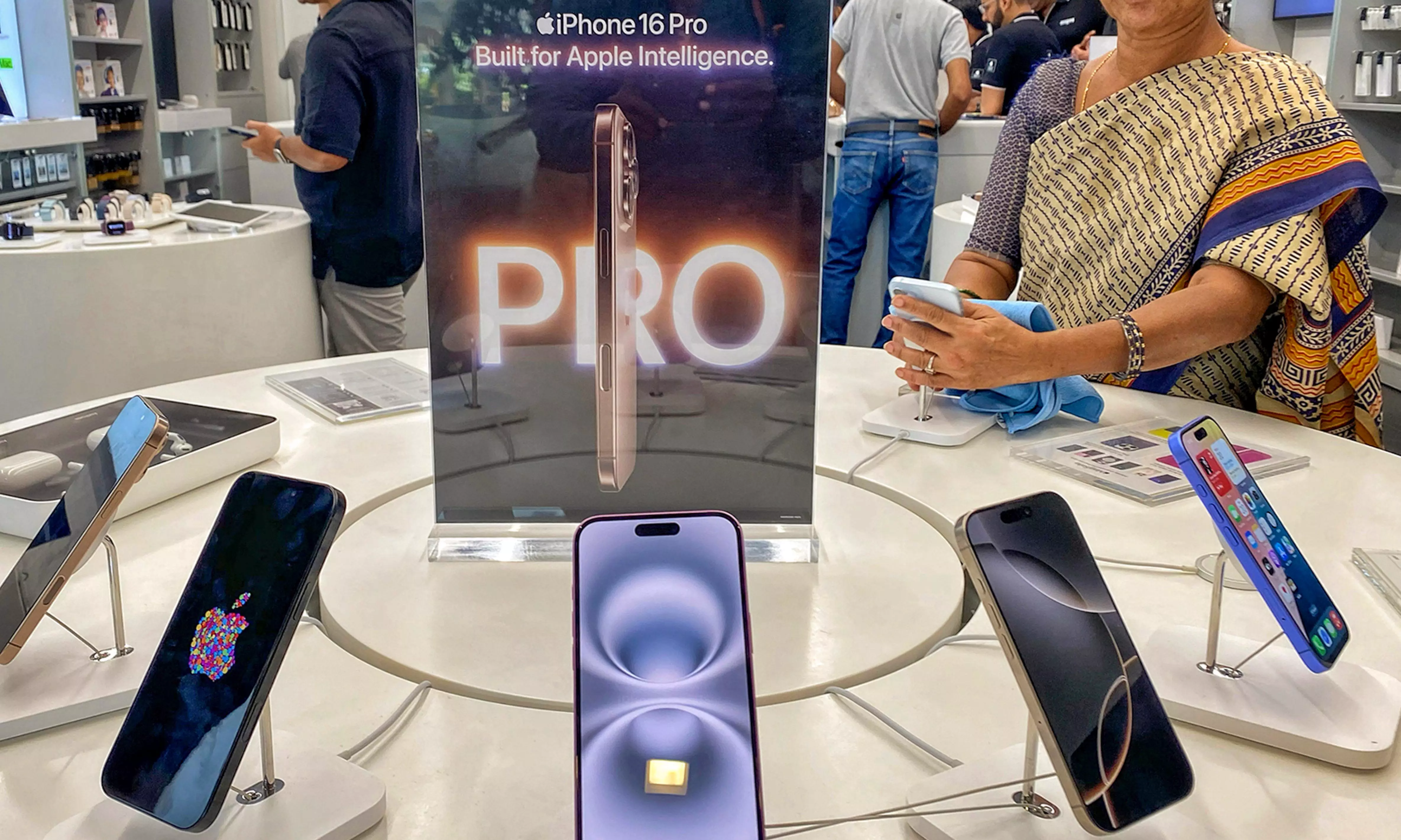 Apple iPhone Hits Record Sales in India Apple iPhone Hits Record Sales in India