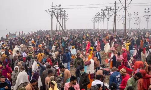 Police on NH-44 looting Maha Kumbh Mela devotees