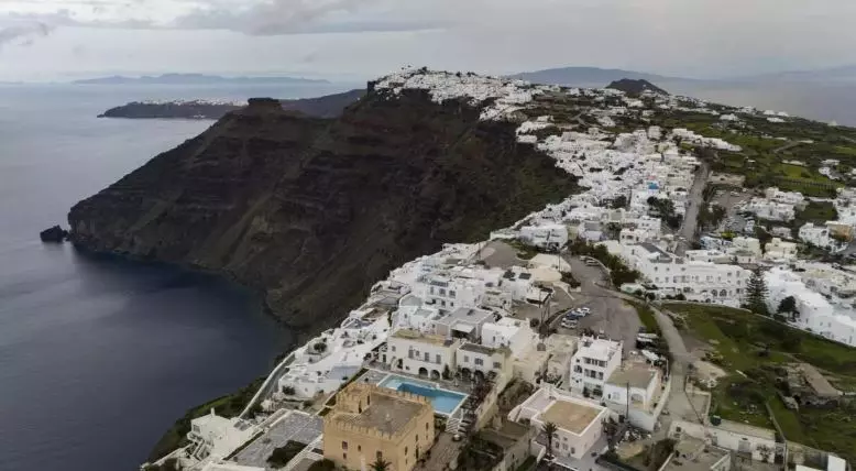 Thousands leave as fresh tremors shake Greeces Santorini