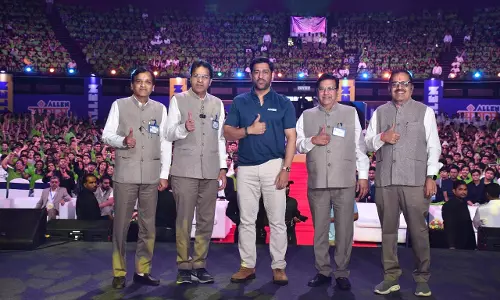 MS Dhoni Inspires 3.5 Lakh Students at Summit by Allen MS Dhoni Inspires 3.5 Lakh Students at Summit by Allen