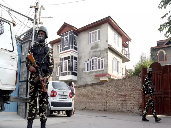 Counter-Intelligence Kashmir detains five for smuggling SIM cards to terrorists in jails