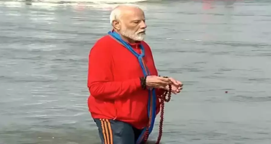 Maha Kumbh: Modi takes holy dip at Sangam Maha Kumbh: Modi takes holy dip at Sangam
