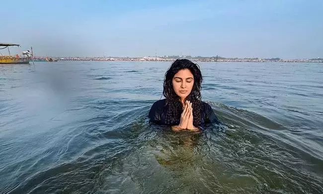 Samyuktha Menon Takes Holy Dip at Maha Kumbh 2025