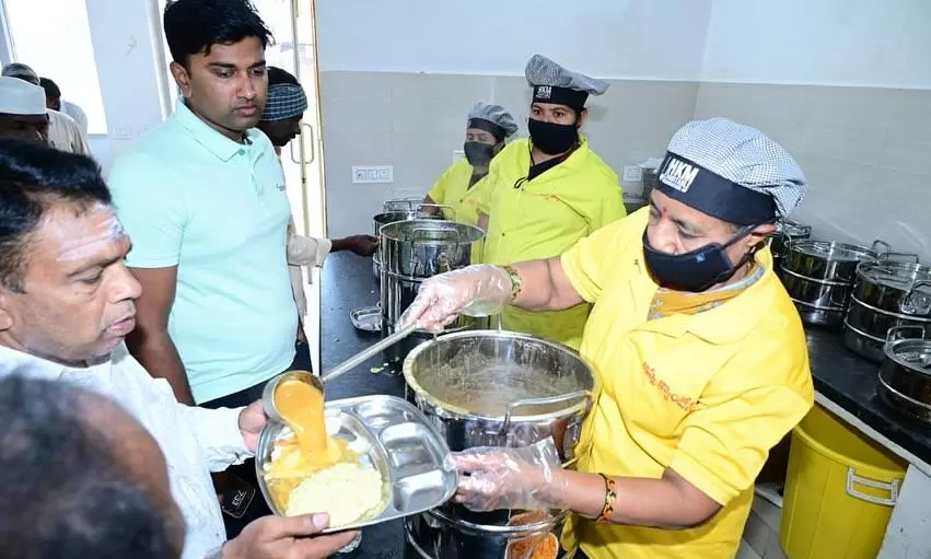 Ensures Healthy Environment in Eat Street: VMC Chief Dhyanachandra