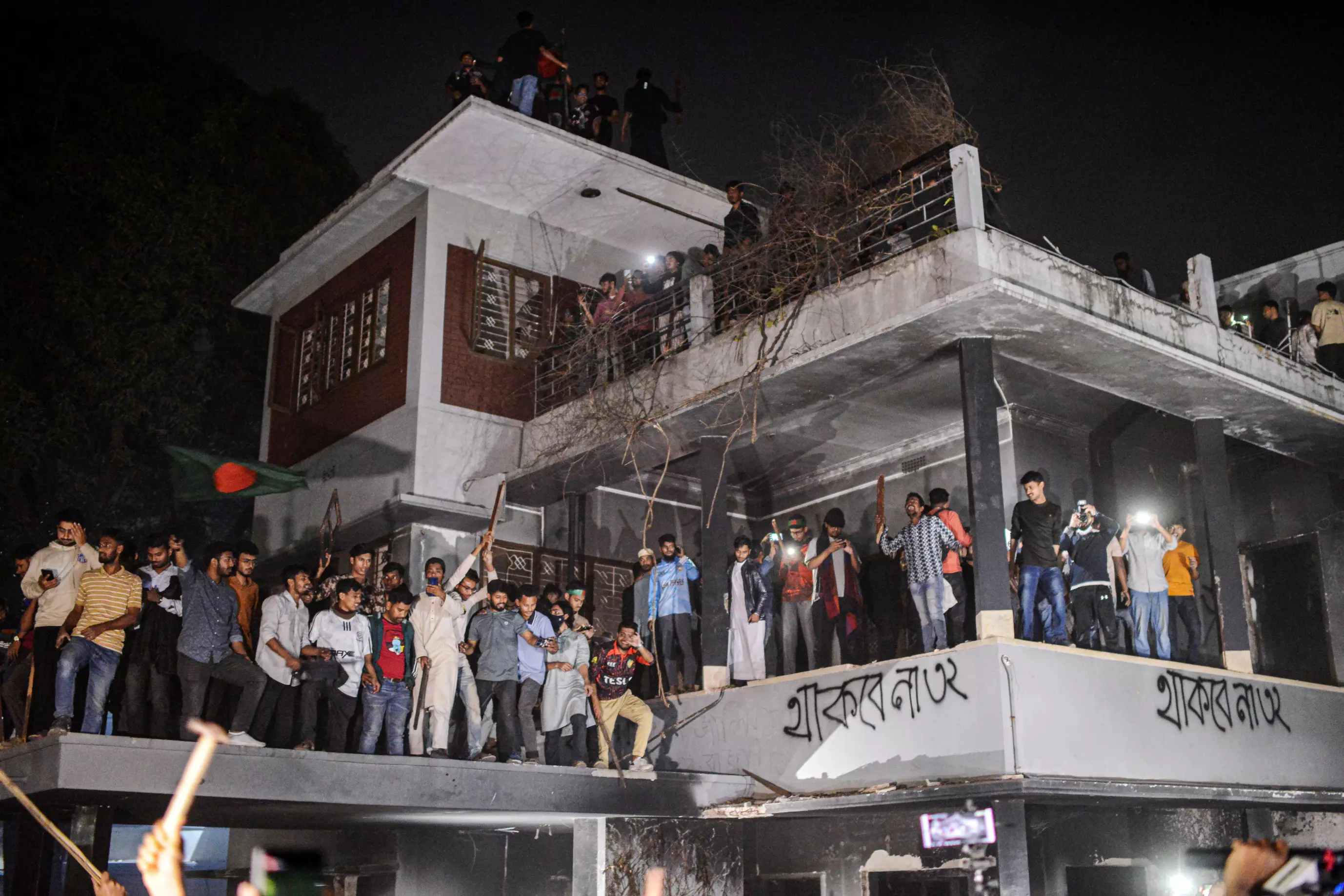 Bangladesh: Mob vandalises Sheikh Mujibur Rahmans residence in Dhaka