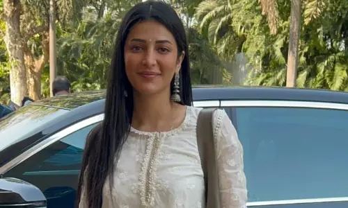 Is this Shruti’s ‘Coolie’ look?