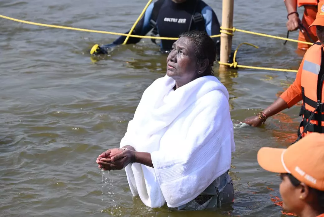 Maha Kumbh: President Murmu takes holy dip at Sangam