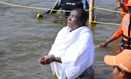 Maha Kumbh: President Murmu takes holy dip at Sangam