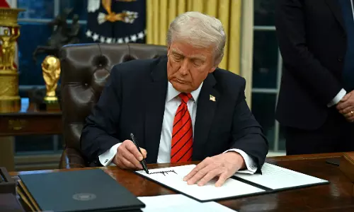Trump signs executive orders on steel, aluminum tariffs