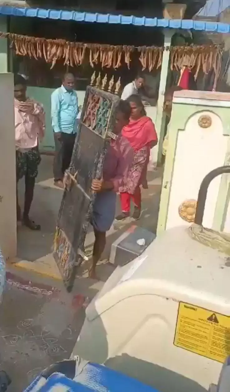 Telangana: Bank officials seize gate of loan defaulter’s house