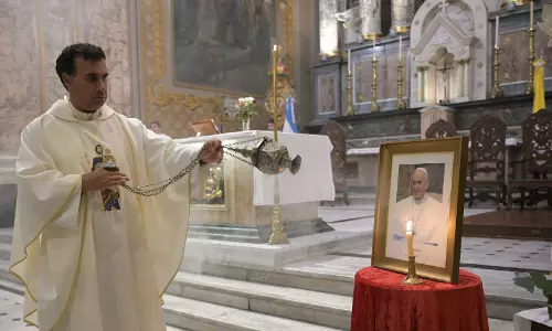 Popes tests show improvement, Italy PM visits