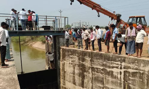 4-km traffic jam as farmers protest for water