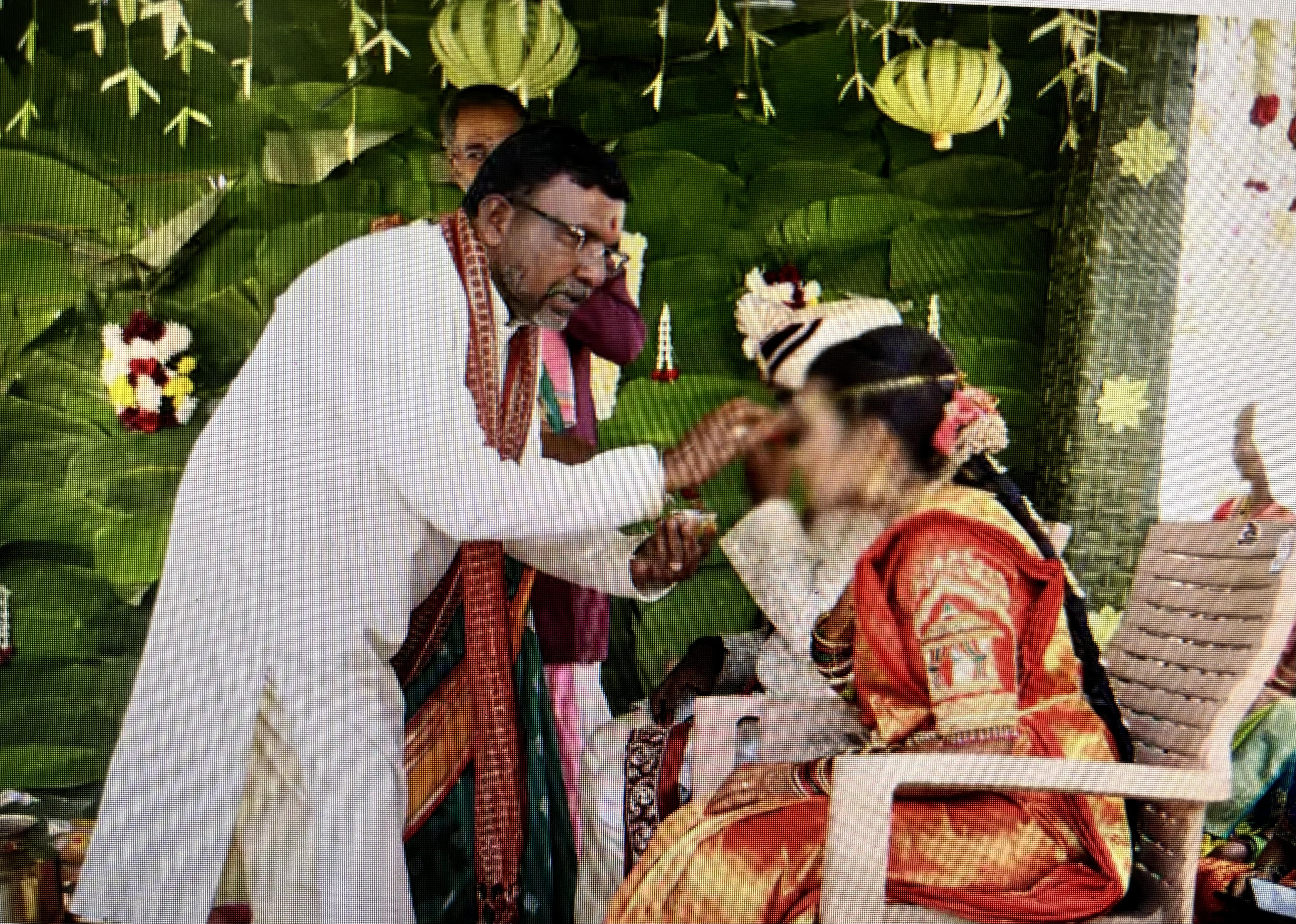 દીકરીના લગ્નની વિધિ પૂર્ણ કરતાની સાથે જ પિતાને હાર્ટ એટેક આવતા અવસાન થયું 2 Dad Dies Within Minutes of Daughter's Wedding