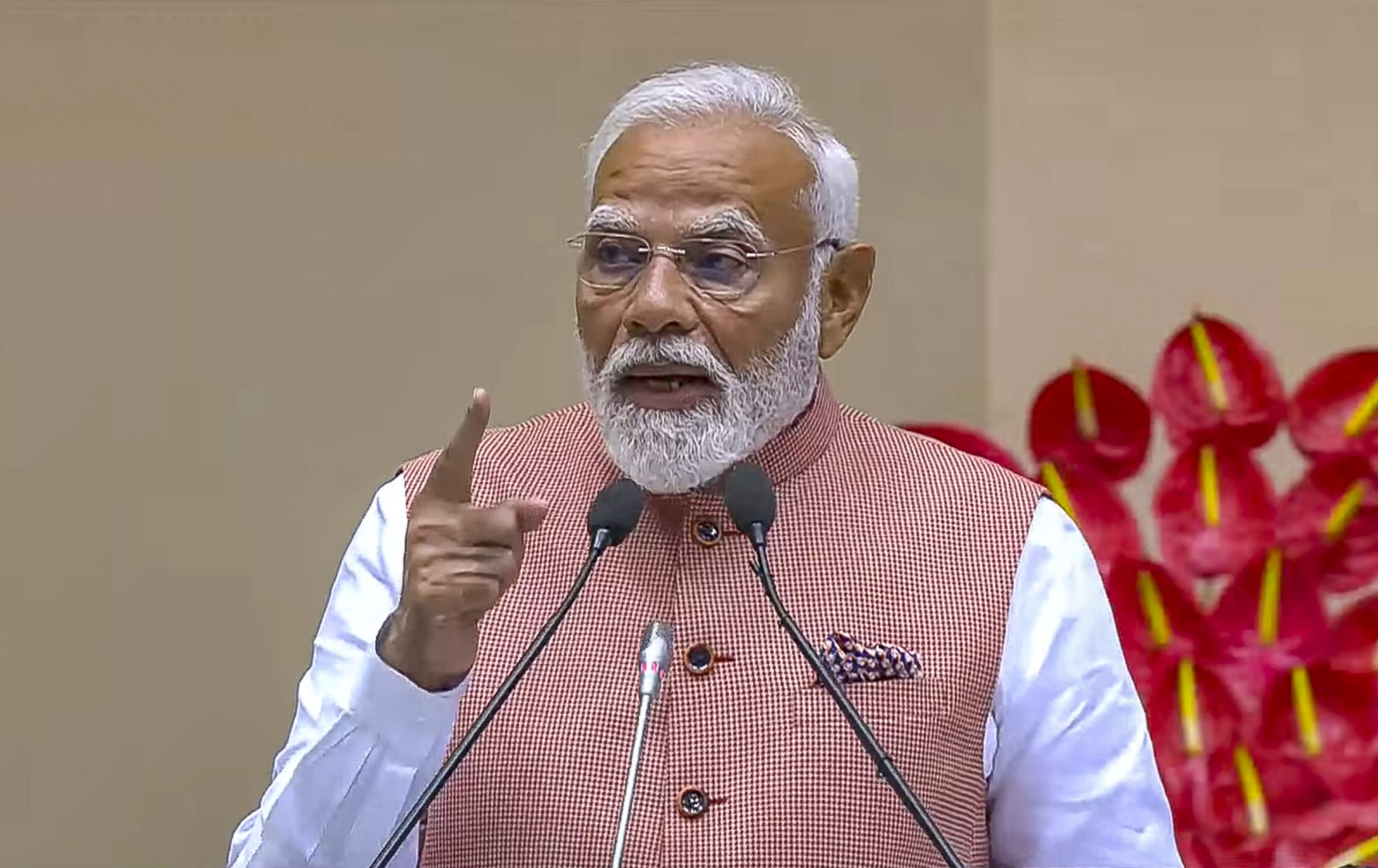 Modi calls for leaders with vision Modi calls for leaders with vision