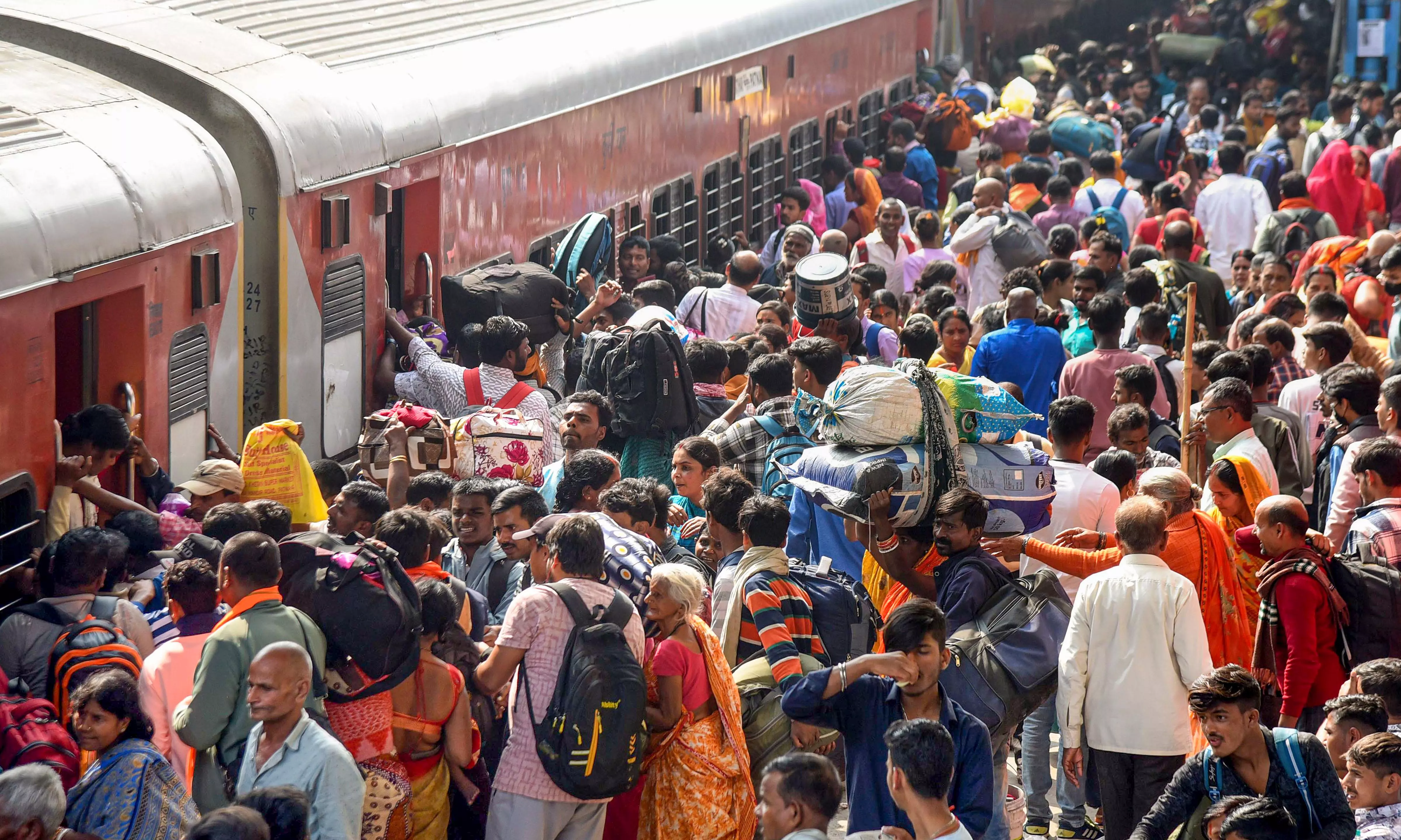 SCR Plans 12 Special Trains to Clear Festival Rush