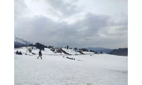 Poor snowfall at Gulmarg disappoints athletes; tourist traders are worried too