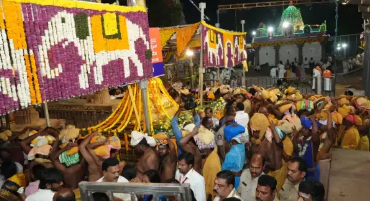 People throng temple from dawn for Shivaratri