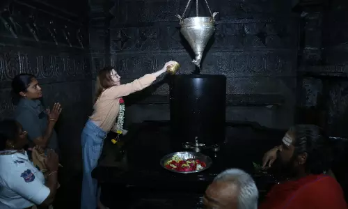 US Consul General Visits Thousand Pillar Temple