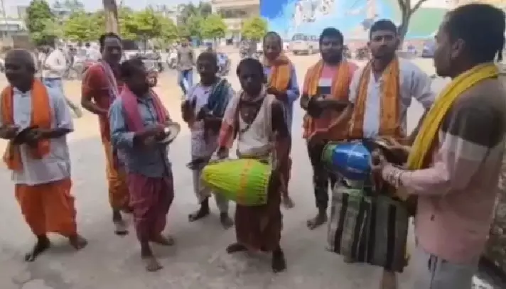 Hare Krishna Protest: Villagers Chant Devotional Hymns to Oppose Liquor Bar Named After Deity