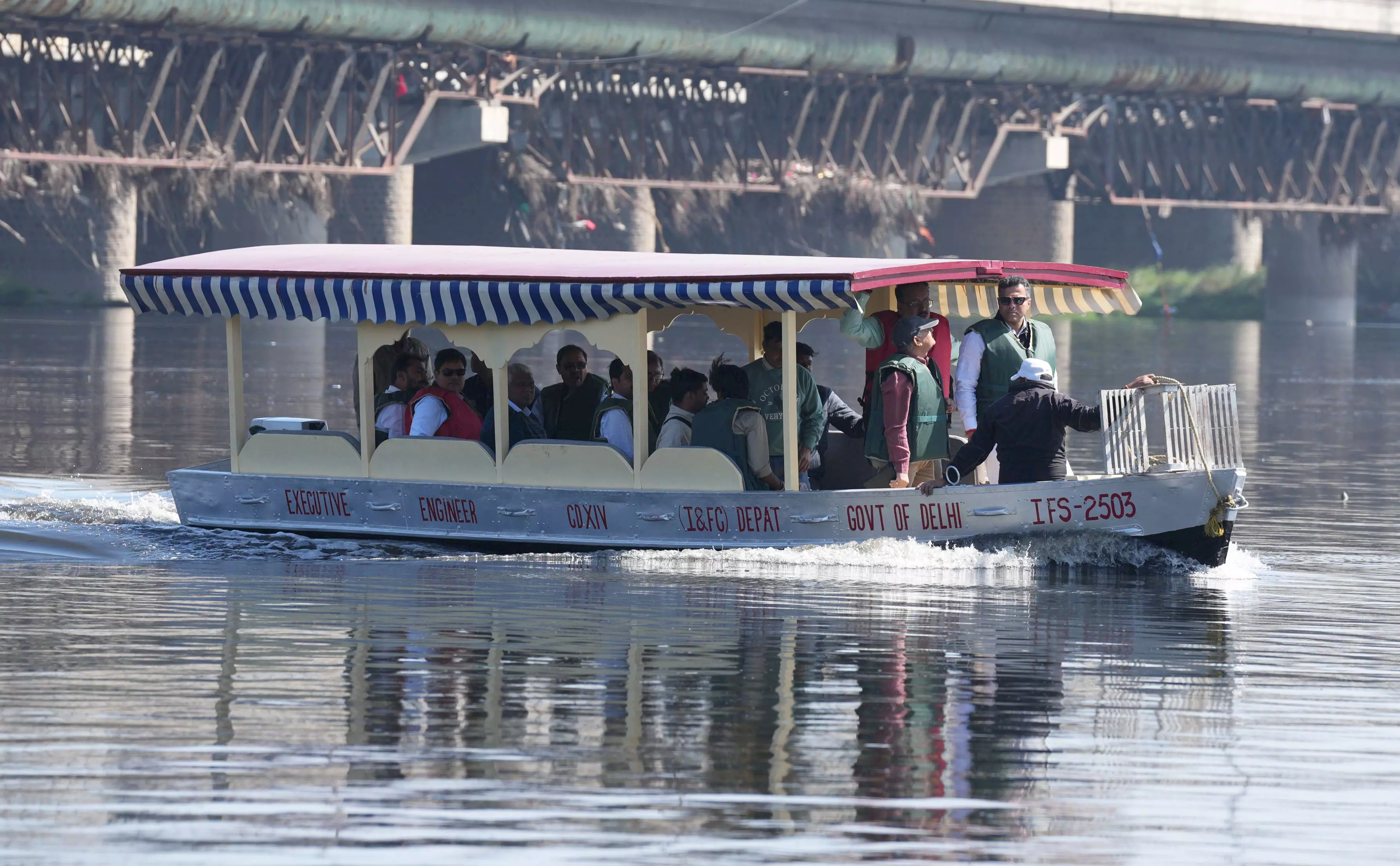 1,300 tonnes of garbage removed from Yamuna in past 10 days 1,300 tonnes of garbage removed from Yamuna in past 10 days