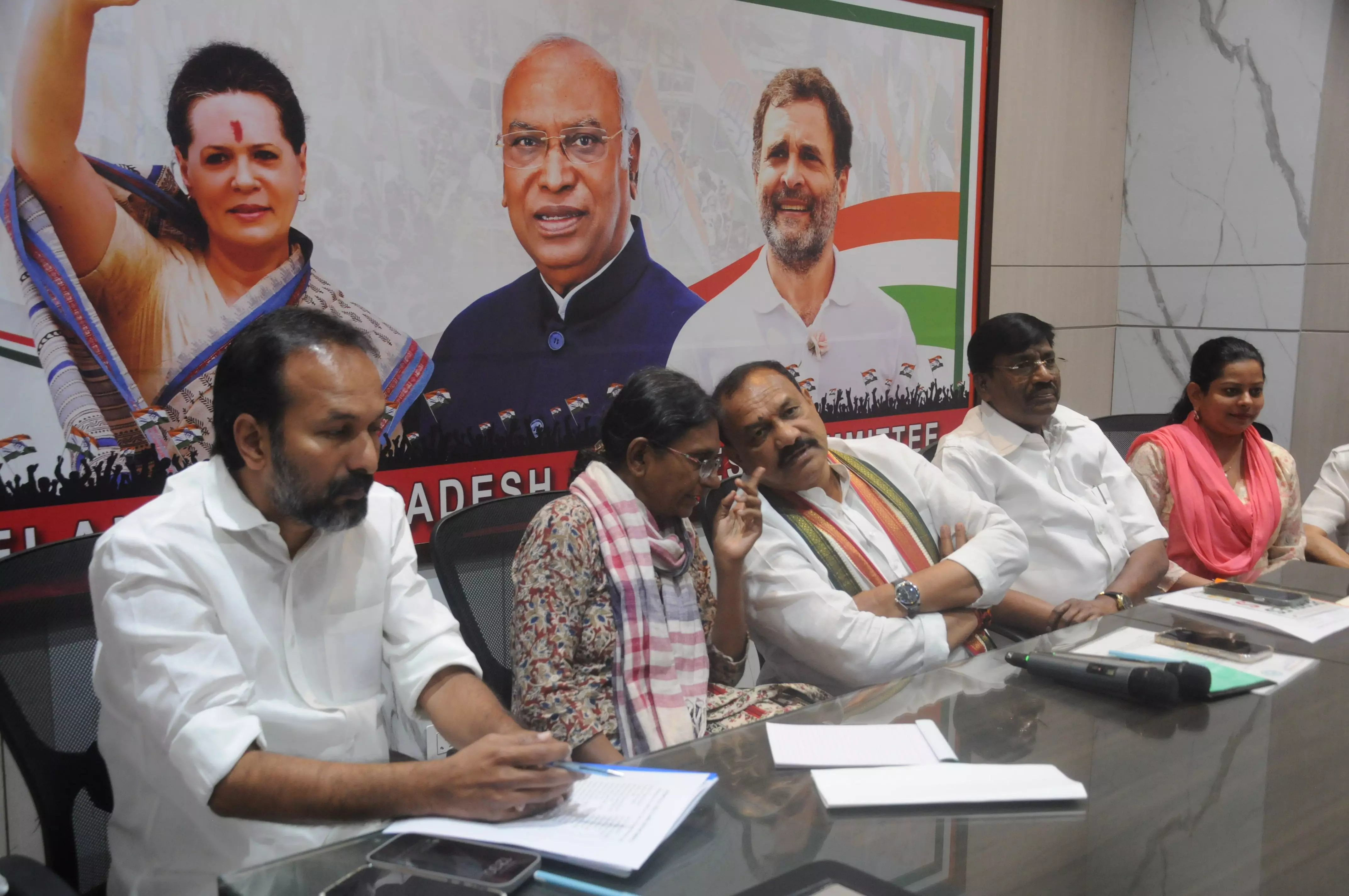 Meenakshi Categorises Congress Leaders into Three Groups for Govt and Party Posts Meenakshi Categorises Congress Leaders into Three Groups for Govt and Party Posts