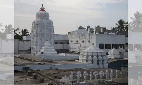 Clouds and fog. disrupt ritual at Arasavalli Temple Clouds and fog. disrupt ritual at Arasavalli Temple