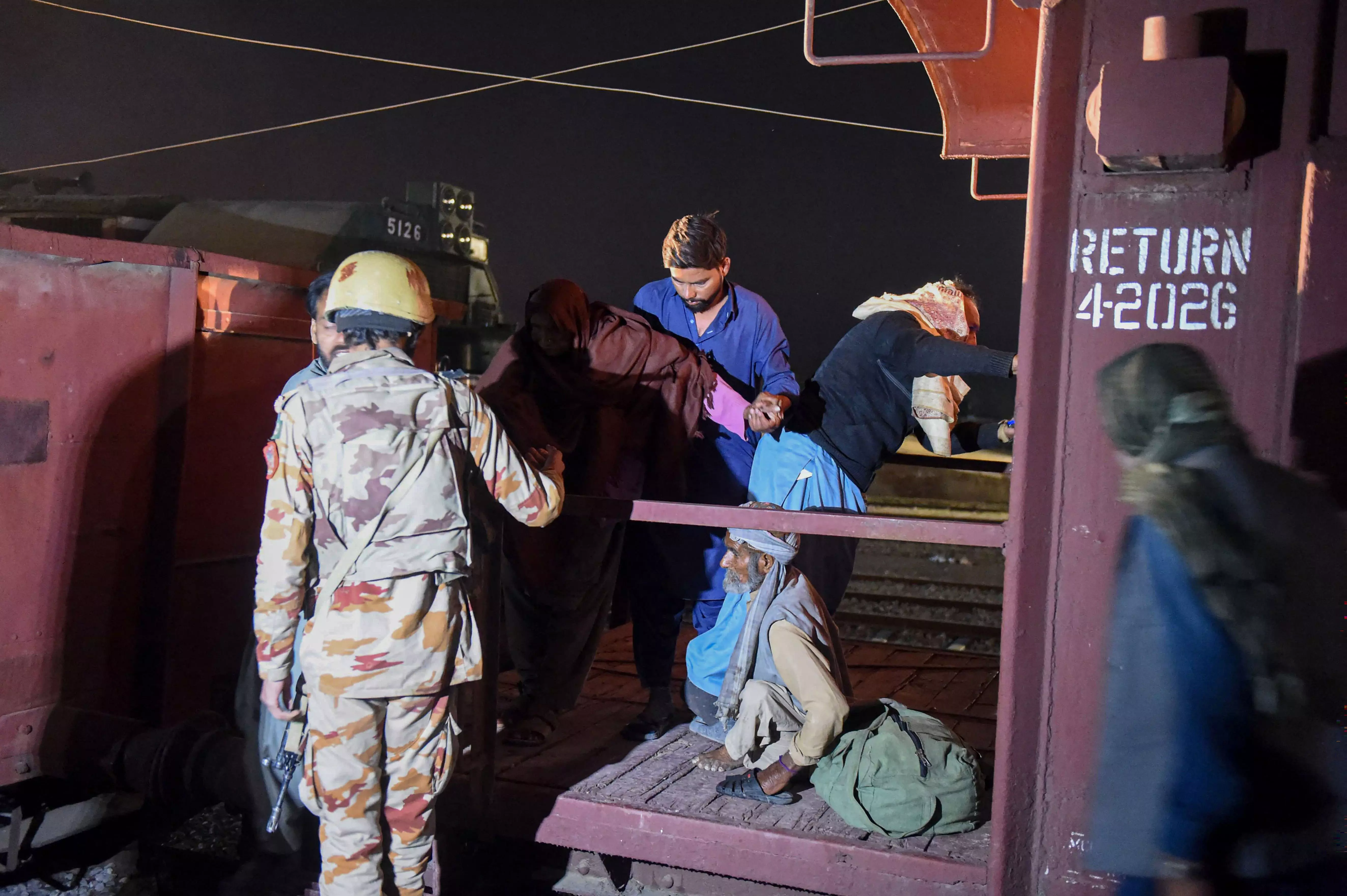 Pakistan to launch full-scale operation to free train hostages