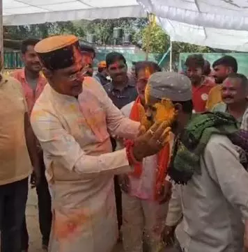 MP: Hindus, Muslims set example of social harmony in MP, celebrate Holi together MP: Hindus, Muslims set example of social harmony in MP, celebrate Holi together