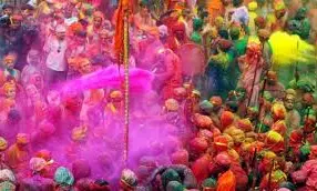 If men dress as women, it’s Holi in Santhe Kadlur