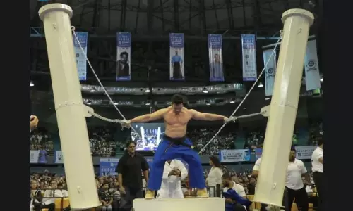 Indian athlete sets World Record for holding Hercules pillars for longest duration