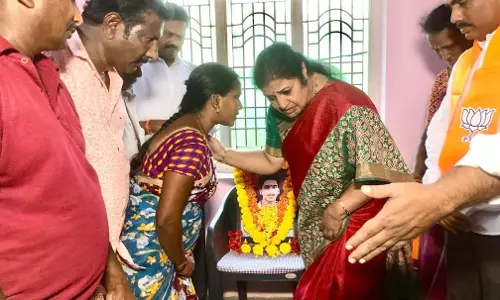 Purandeswari distributes Rs 50,000 each to 5 families